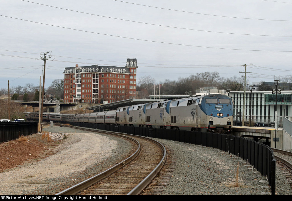 AMTK 25 leads 3 other locos on train P092-19